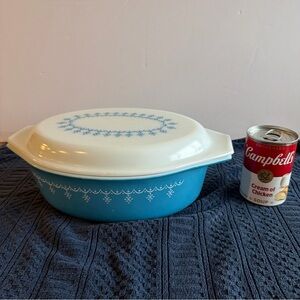 Pyrex Snowflake design lg 2.5 qt casserole dish, with white intact lid.